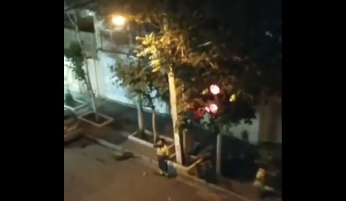 اذان‌گویی یک پاکبان شریف در سحرگاه رمضان +عکس