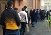 صف دیدار با احمدی نژاد مقابل خانه اش در نارمک +عکس