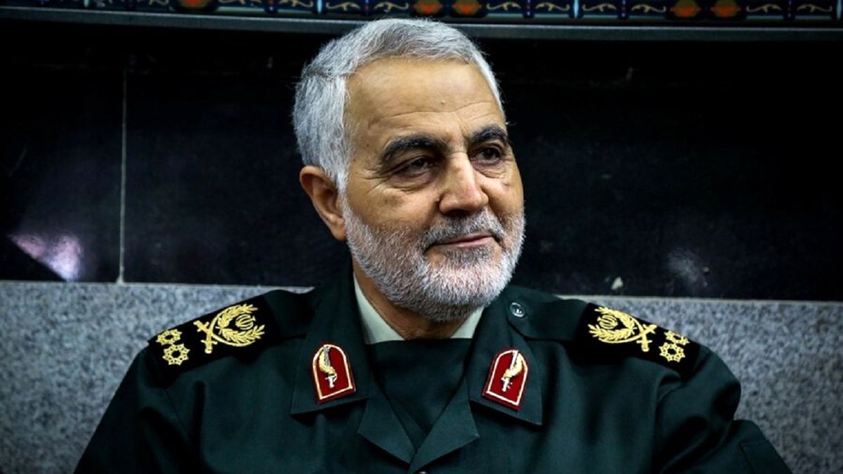 حاج قاسم سلیمانی در جمع مدافعان حرم +عکس