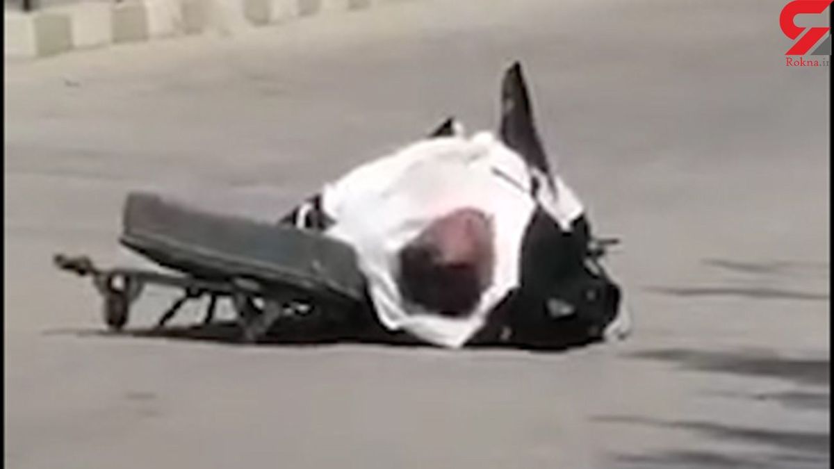 بیرون افتادن وحشتناک جنازه از ماشین نعش کش+ویدئو