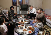 اردوغان و همسرش در افطاری یک شهروند +عکس