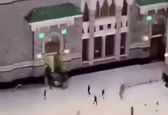 راننده خودرو در مکه خود را به درب مسجد الحرام کوبید!+فیلم