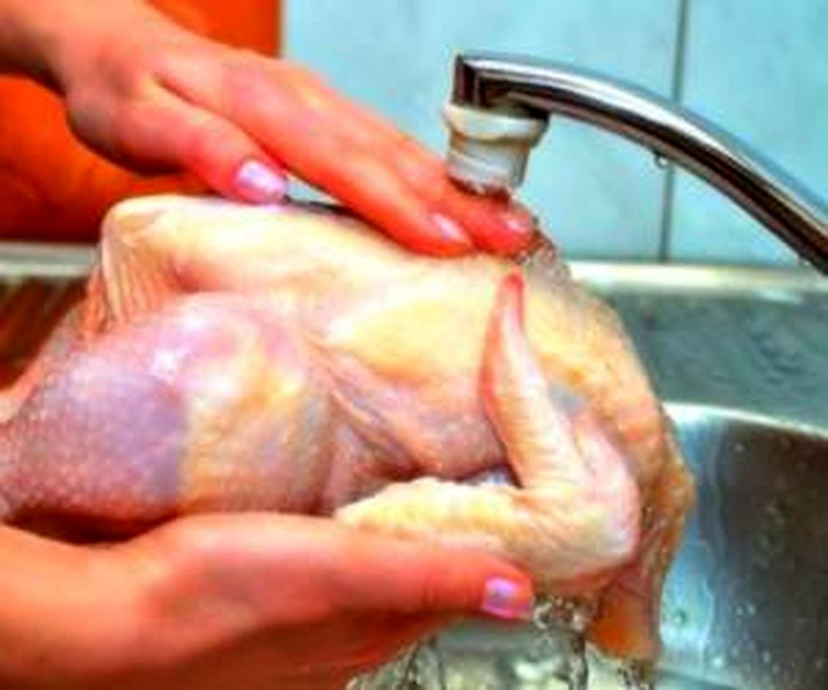 خطرات جدی شستشوی مرغ قبل از پخت 