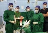 عکس یادگاری پزشکان با زانوی بیمار جنجالی شد +عکس