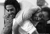 مرحوم خسرو شکیبایی بر دوش پسرش پوریا+عکس