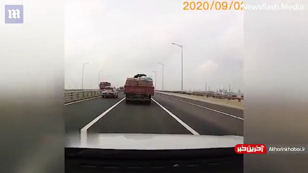 فیلم وحشتناک از پرت شدن راننده روی سقف خودرو!
