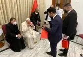 بوسه پاپ بر پرچم عراق +عکس