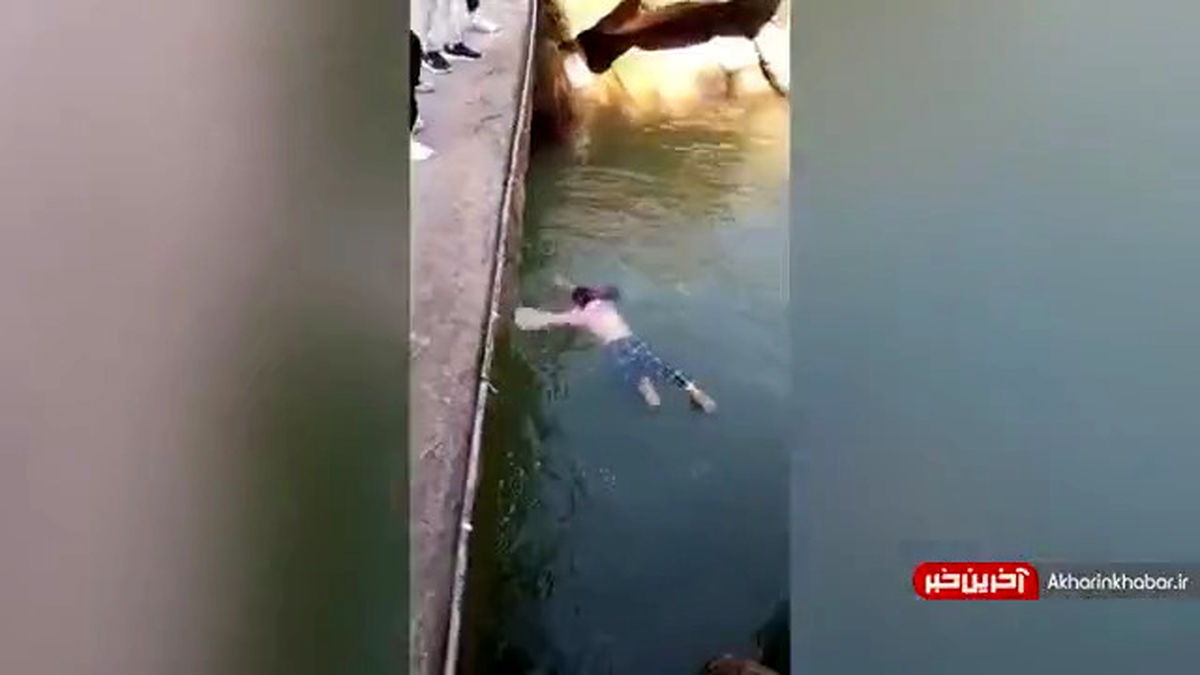 نجات دختر جوان در حال غرق شدن+فیلم