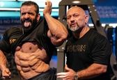 فیگور هادی چوپان و خانواده اش در کنار برج خلیفه