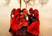 ترفند دختران هندی برای در امان ماندن از طوفان+عکس