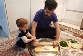 وزیر جوان مشغول آشپزی در خانه +عکس 
