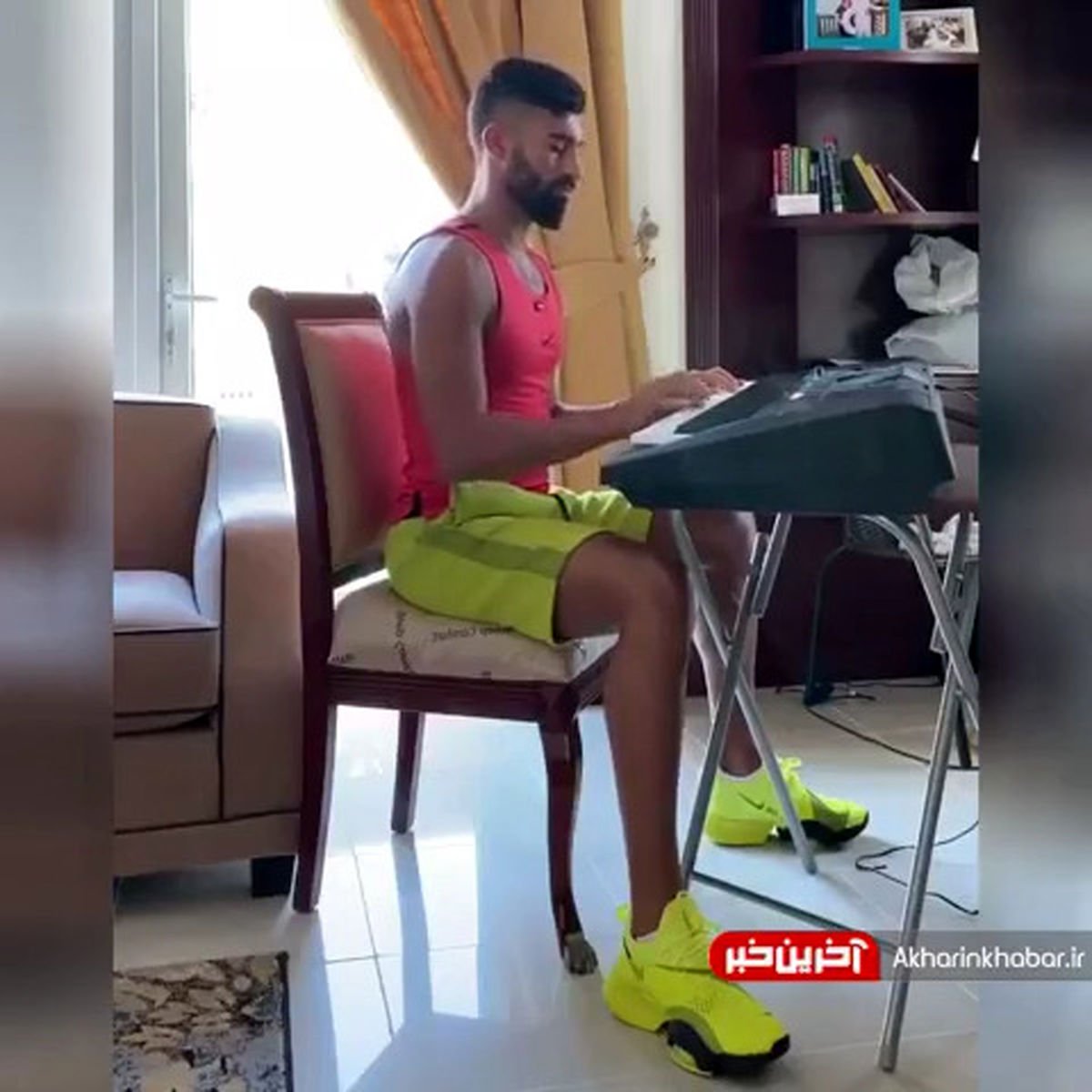 رامین رضاییان در حال نواختن آهنگ سریال مشهور+فیلم