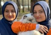 عکس سارا و نیکا با گربه بهتاش