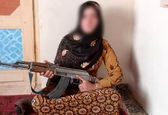 عکس دختر افغانستانی با کلاشنیکوف همه را شوکه کرد 