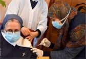 واکسن زدن یک پرستار مسلمان به راهبه مسیحی +عکس