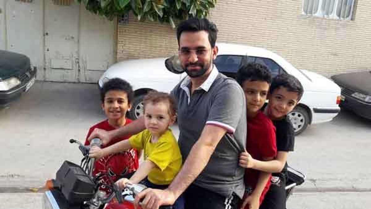 تصویر خاص از آقای وزیر با بچه های محله سوژه شد +عکس