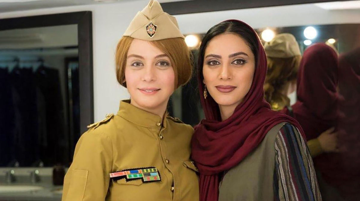 خودمانی بودن مونا فرجاد در یک محیط ساده + عکس لورفته