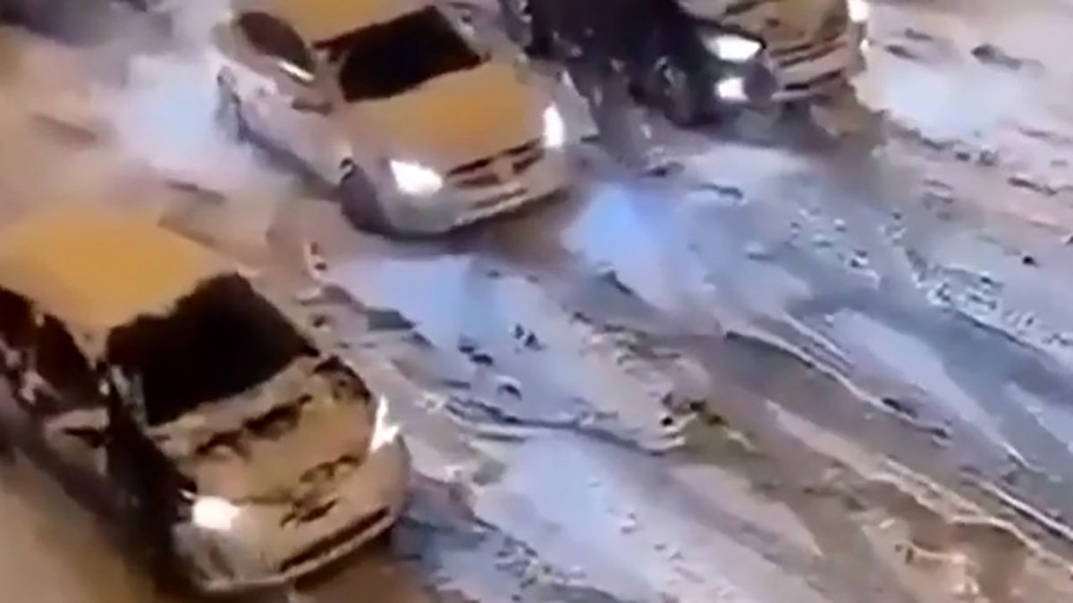 عبور عجیب خودروها از جاده برفی + فیلم