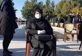 خواهر استاد شجریان در محل برگزاری مراسم خاکسپاری