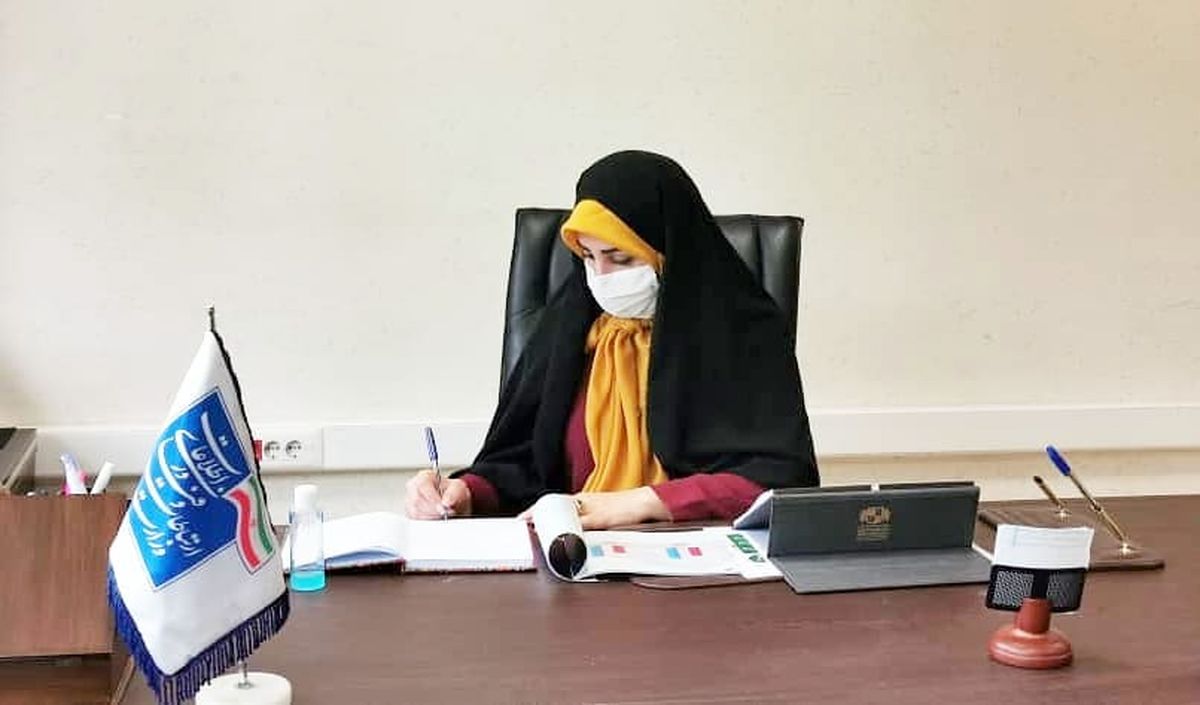 مشاور وزیر با ماسک پشت میز کارش +عکس
