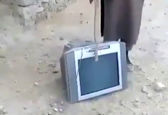 تصویری عجیب از طالبان که با تبر به جان تلویزیون افتادند!