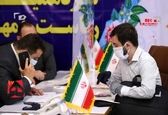 نامزد انتخابتی با سه ماسک و دو دستکش +عکس