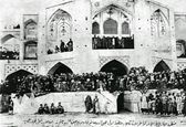 عکس دسته جمعی بر روی پل خواجو یک قرن پیش