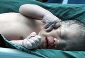 زنده شدن نوزاد تازه متولد شده در سردخانه +فیلم