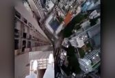 کار وحشتناک یک مرد روی یک آسمان خراش + فیلم