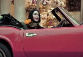 سارا منجزی‌پور پشت رُل خودروی ساندروف