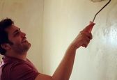 امیرمحمد زند در حال رنگ کردن اتاقش +عکس