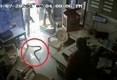 انتقام عجیب مشتری عصبانی از متصدی پمپ بنزین! +عکس