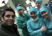 منوچهر هادی در اتاق عمل چشم بادومی‌ها! +عکس