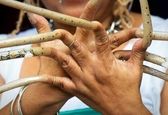 این زن  30 سال ناخن هایش را کوتاه نکرده!+عکس