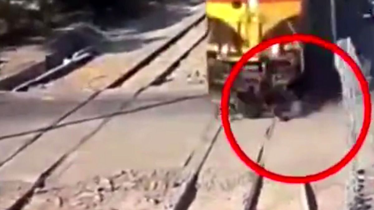 زنده ماندن تعجب آور موتور سوار در برخورد با قطار + فیلم