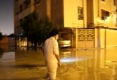امام جمعه اهواز با چکمه در خیابان‌های آب گرفته +عکس