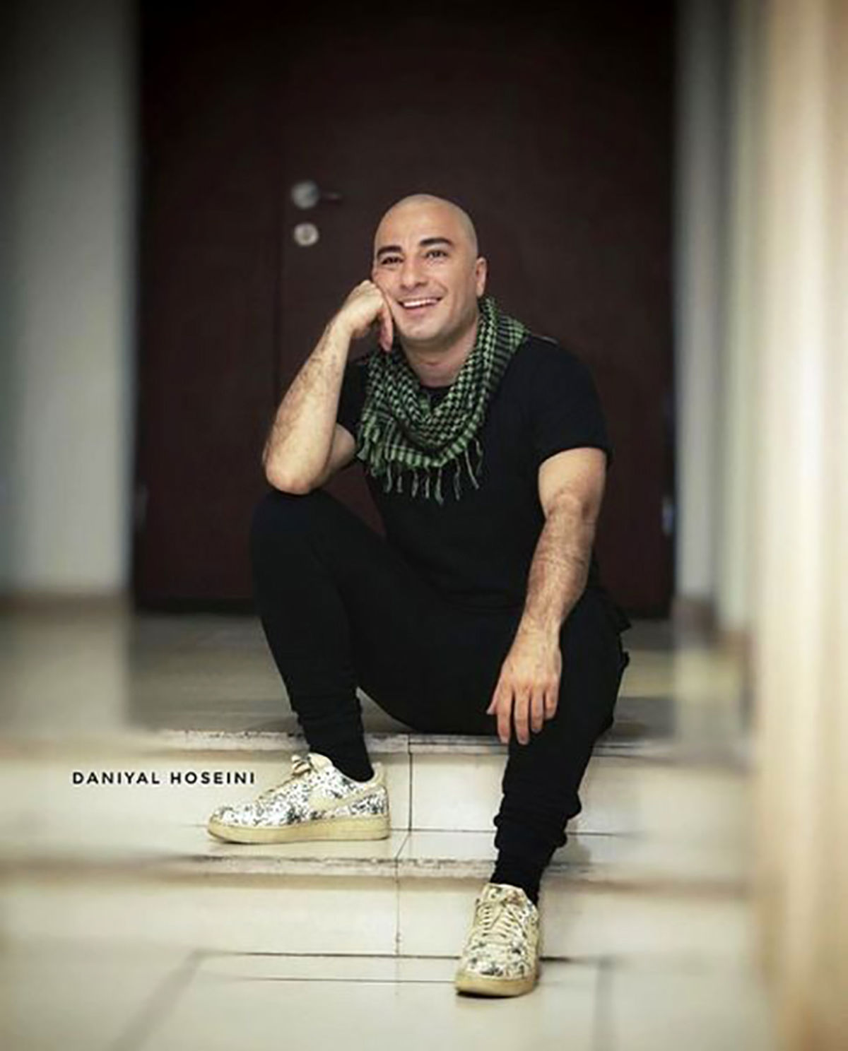 نوید محمدزاده با سر تراشیده! + عکس 