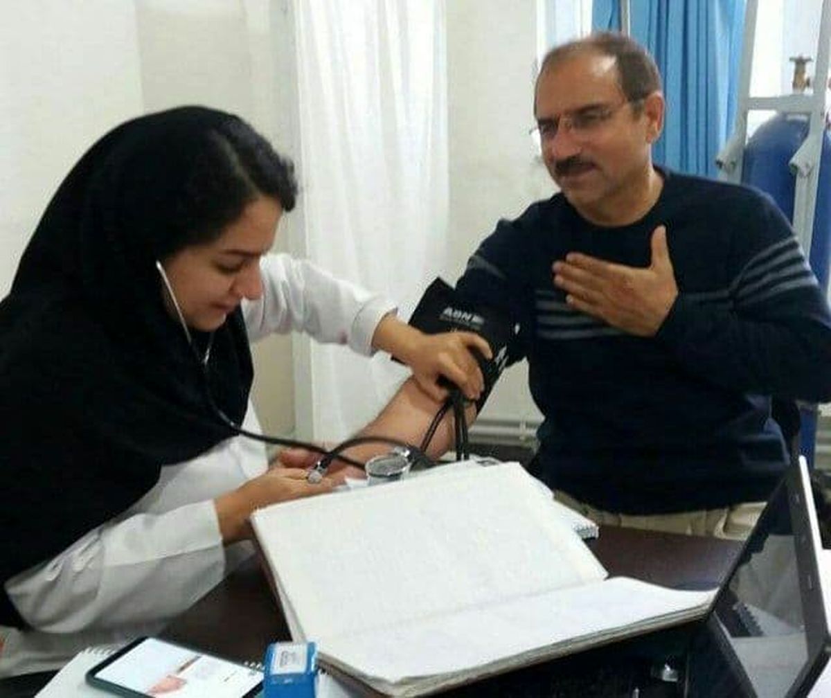 تصویری از دکتر شیوا فریدی در حال معاینه پدرش