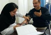 تصویری از دکتر شیوا فریدی در حال معاینه پدرش