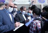 امضا دادن جهانگیری به دانش آموزان +عکس