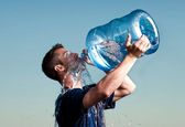 کمبود آب در بدن را چگونه تشخیص بدهیم؟