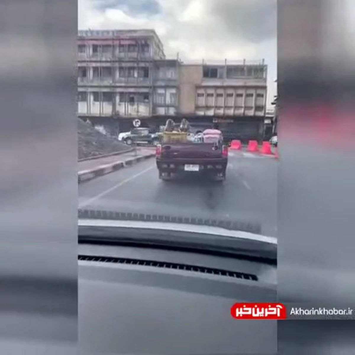 دزدی بامزه میمون ها از پشت وانت+ویدئو