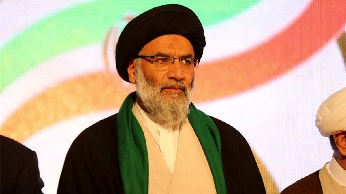 تصویر متفاوت از امام جمعه اهواز وسط خانه سیل‌زده +فیلم