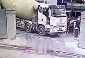سقوط وحشتناک کامیون به داخل حفره ساختمانی!+ویدئو