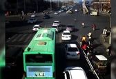 پرت شدن ناگهانی کودک از درب خودرو + فیلم