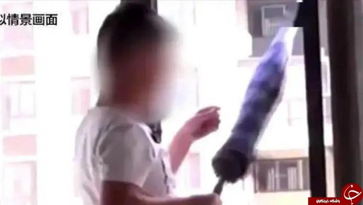 پرش وحشتناک کودک با چتر به تقلید از یک کارتون! + عکس