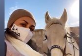 پز دادن شیوا ابراهیمی با اسب سفید زیبا +عکس