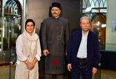 عکس یادگاری علی نصیریان با تندیسش
