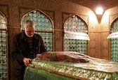 تصویری از شهید سردار سلیمانی در کنار ضریح امام رضا(ع)