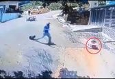 لحظه هولناک نجات کودک توسط موتورسوار شجاع+ فیلم 